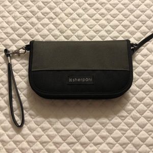 Sherpani wristlet